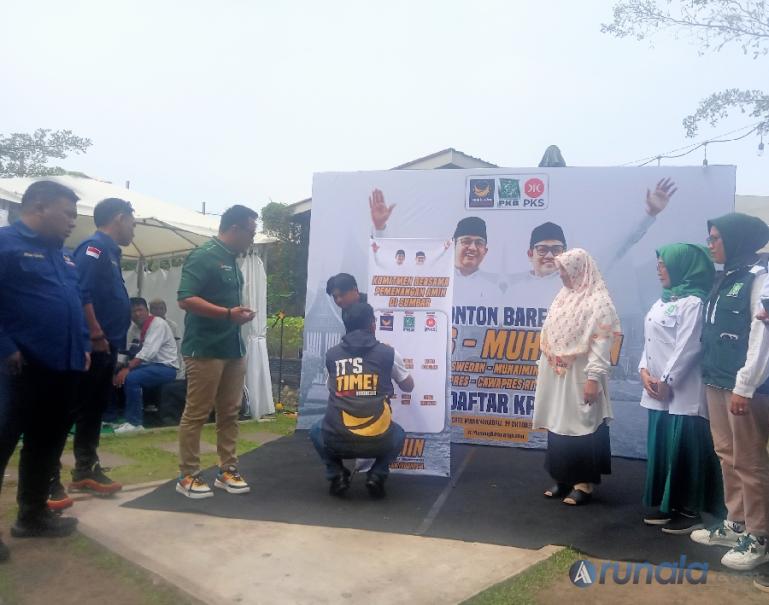 Koalisi partai di Sumbar yakni NasDem, PKB dan PKB bubuhkan tanda tangan pada spanduk komitmen bersama mendukung pasangan Anies - Muhaimin untuk menang pada pilpres 2024, di Padang, Kamis (19/10). (Foto : Arzil)