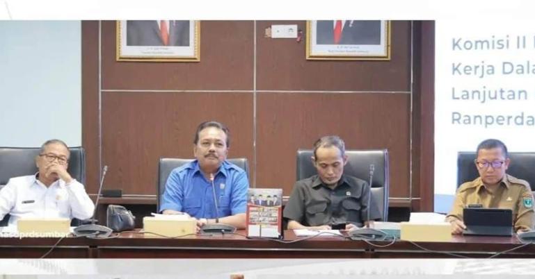 Pembahasan Ranperda Perhutanan Sosial yang digelar Komisi II DPRD Sumbar bersama mitra kerja di ruang Banmus kantor DPRD provinsi Sumatera barat, Senin (30/10). (Dok : Istimewa)