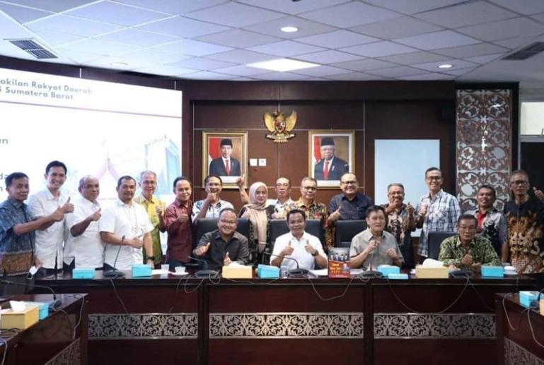 Rapat kerja Komisi V DPRD Sumbar membahas Raperda Pemajuan Kebudayaan, Pelestarian Cagar Budaya dan Pengelolaan Museum, di ruang Banggar DPRD Sumbar pada Senin (30/10). (Dok : Istimewa)
