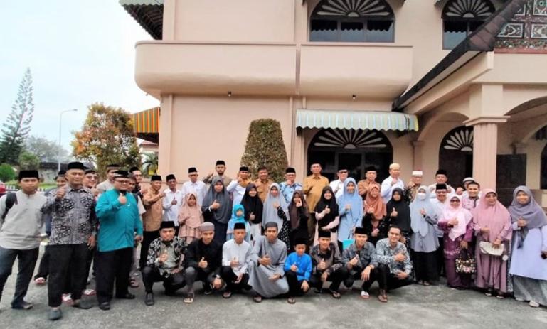 Wali Kota Pariaman, Genius Umar bersama para Kafilah MTQ Kota Pariaman di Aula Hotel Nan Tongga Pariaman, Selasa (3/10). (Dok : Istimewa)