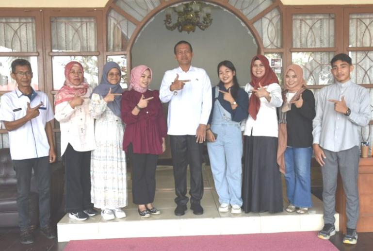 Wako Pariaman, Genius Umar bersama lima generasi muda kota ini yang akan ikuti pelatihan di BBPVP Medan, Rabu (4/10). (Dok : Istimewa)