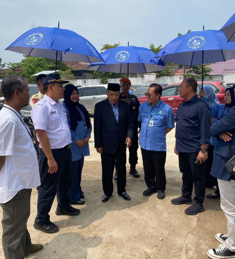 Dirut RSUP M Djamil Dr dr Dovy Djanas SpOG KFM MARS mendampingi Komut PT KAI Prof Dr KH Said Aqil Siradj MA mengunjungi bekas lahan PT KAI yang akan dibangun KRIS, Jumat (13/10). (Dok : Istimewa)