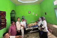 Tim RSUP M Djamil serahkan bantuan bed rawatan untuk Amanda Putri, seorang gadis berusia 19 tahun yang menderita lumpuh sejak lahir. (Dok : Istimewa)