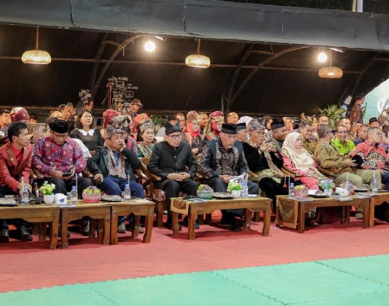 Gubernur Sumbar Mahyeldi Ansharullah, Ketua DPRD Supardi dan undangan lain saat pembukaan festival WBTb)/Intangible Cultural Heritage (ICH) di Agam Jua Cafe, Kota Payakumbuh. (Dok : Istimewa)