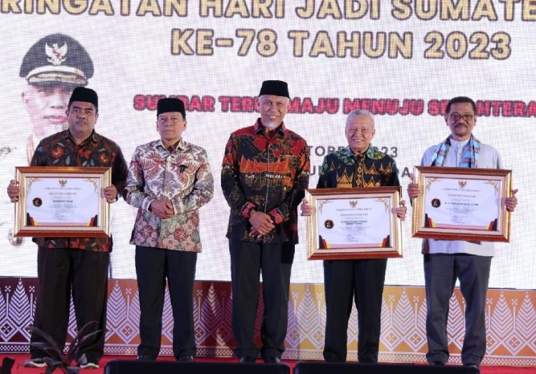 Wakil Ketua DPRD Sumbar, Suwirpen Suib bersama Gubernur Mahyeldi dan tokoh masyarakat Minang yang dapat penghargaan pada malam resepsi HUT Sumbar ke 78 tahun, di Padang, Minggu malam (1/10). (Dok : Istimewa)