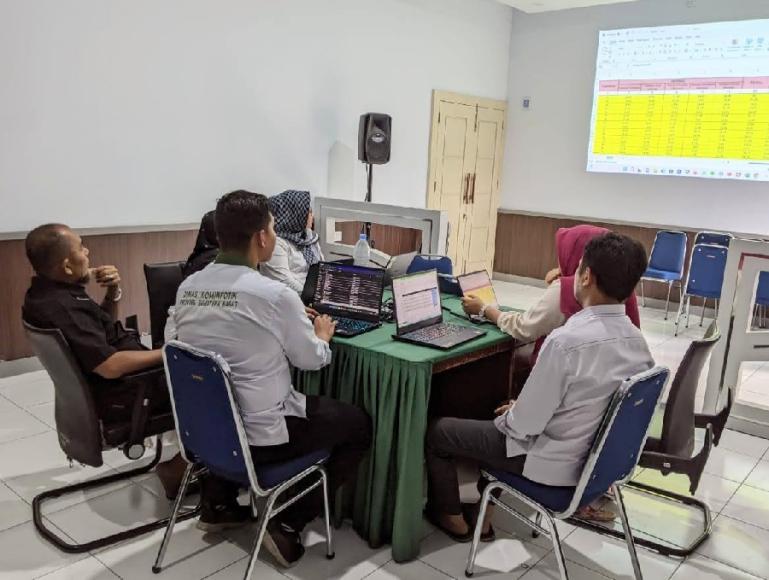 Komisioner KI Sumbar rapat bersama dalam menyiapkan kegiatan visitasi pada ratusan badan publik di Sumbar, kemarin. (Dok : Istimewa)