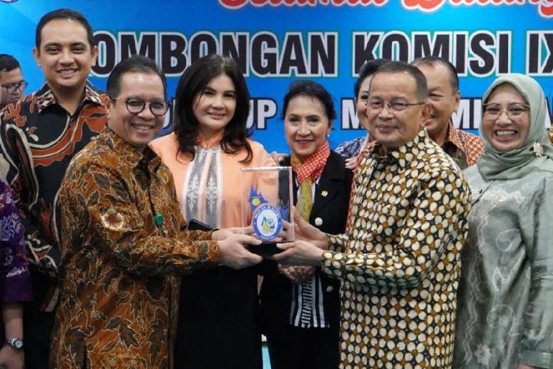 Dirut RSUP M Djamil Dr dr H Dovy Djanas SpOG KFM MARS menyerahkan cinderamata diwakili anggota Komisi IX DPR RI, Darul Siska, di Auditorium RSUP M Djamil, Rabu (4/10). (Dok : Istimewa)