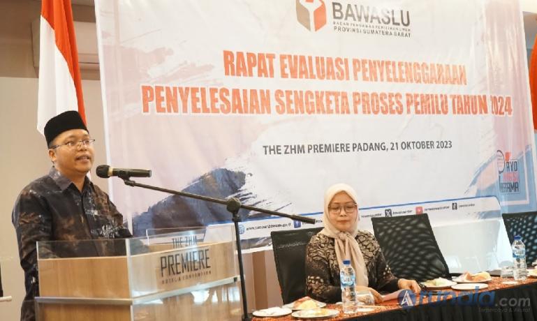 Ketua Bawaslu Sumbar, Alni berikan arahan kepada jajaran Bawaslu kabupaten kota seputar proses penanganan sengketa pemilu dalam rapat evaluasi penyelenggaraan penyelesaian sengketa pemilu 2024, di Padang, Sabtu (21/10). (Foto : Arzil)