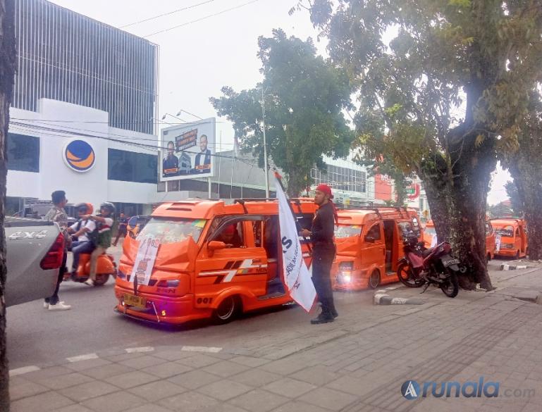 Rombongan partai koalisi NasDem, PKB dan PKS Sumbar lakukan konvoi menuju lokasi nobar pendaftaran Anies Baswedan - Muhaimin Iskandar (AMIN) di Sate Manangkabau, Kamis (19/10). (Dok : Istimewa)