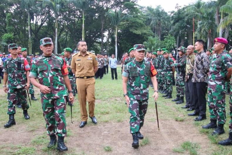 Pangdam I/BB, Mayjend TNI Mochammad Hasan periksa kesiapan Satgaspam VVIP jelang kedatangan Presiden RI Joko Widodo ke Sumbar, di Lapangan Imam Bonjol Padang, Selasa (24/10). (Dok : Istimewa)