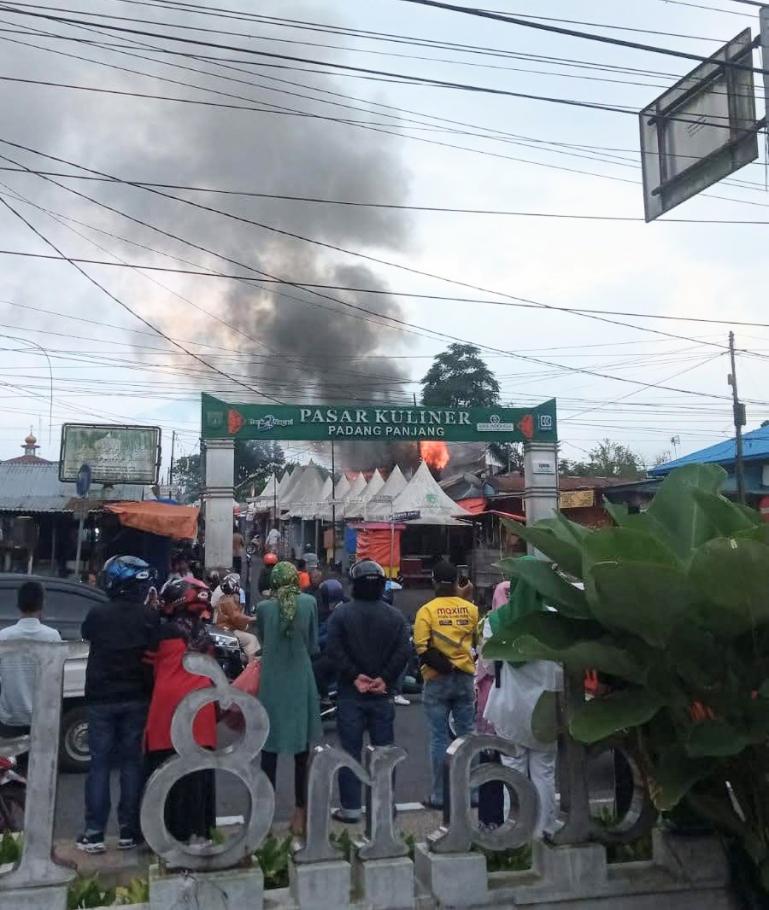 Kawasan Pasar Kuliner Kota Padangpanjang yang terbakar pada Jumat pagi (27/10). (Dok : Istimewa)
