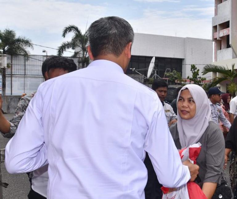 Pj Wako Pariaman,Roberia serahkan ratusan bantuan sembako dari Presiden Ri Joko Widodo kepada pedagang Kota Pariaman, Rabu (25/10). (Dok : Istimewa)