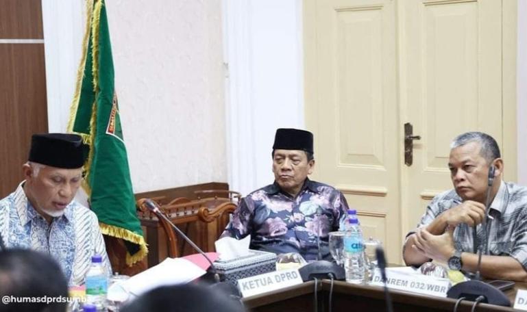 Wakil Ketua DPRD Sumbar, Suwirpen Suib bersama Gubernur Mahyeldi dan Forkopinda saat FGD terkait sinergitas dan antisipasi potensi kerawanan tahapan pemilu 2024 di ruang rapat kantor gubernur, Rabu (18/10). (Dok : Istimewa)