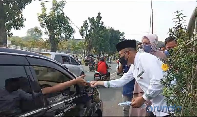 Wali Kota Padang, Hendri Septa membagikan masker kepada warga di salah satu ruas jalan di Kota Padang, Jumat (20/10). (Foto : Derizon)