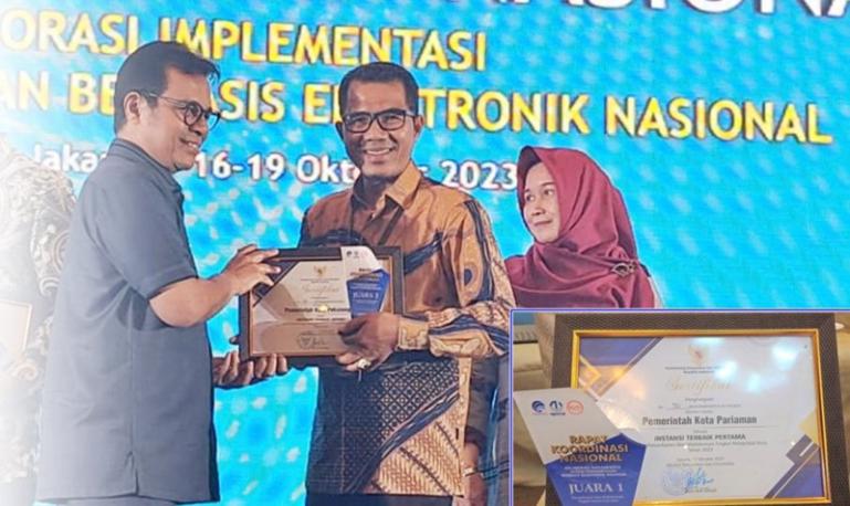 Sekretaris Dinas, Riky Falantino menerima penghargaan dari Wakil Menteri Kemenkominfo, Nezar Patria, Selasa (17/10). (Dok : Istimewa)