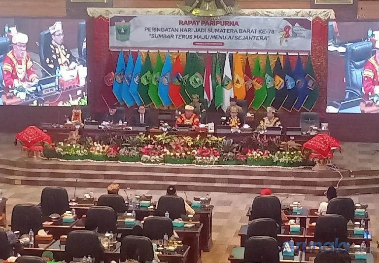 Ketua DPRD Sumbar, Supardi pimpinan rapat paripurna istimewa peringatan HUT Sumbar ke-78 di ruang sidang utama gedung DPRD Sumbar, Minggu (1/10). (Foto : Arzil)