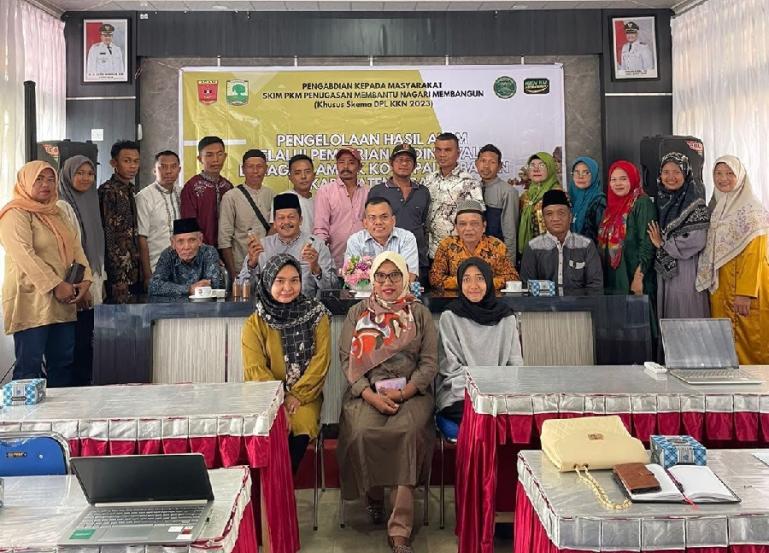 Ketua pelaksana DPL Unand, Haiyyu Moenir S.IP, M.Si bersama peserta dari seluruh jorong di Ampek Koto Palembayan yang ikut workshop yang diadakan Unand ini di kantor wali nagari setempat. (Dok : Istimewa)