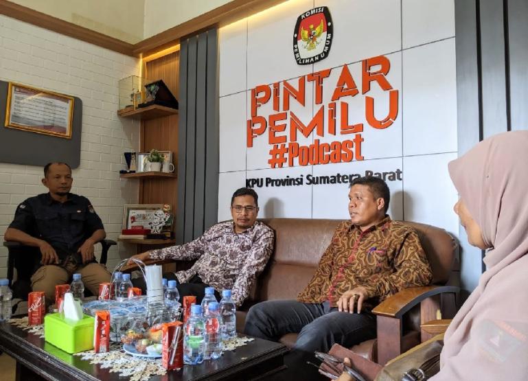 Ketua KI Sumbar, Nofal Wiska bersama Komisioner KPU Sumbar Jons Manedi saat lakukan verifikasi faktual tentang keberadaan PPID di KPU tersebut, Selasa siang (31/10). (Dok : Istimewa)