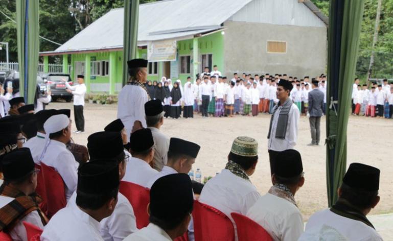 Pj Wali Kota Pariarian, Roberia pimpin upacara peringatah Hari Santri di Pesantren Nurul Yaqin Darussalam Desa Cubadak Air Utara Kecamatan Pariaman Utara, Minggu (22/10). (Dok : Istimewa)