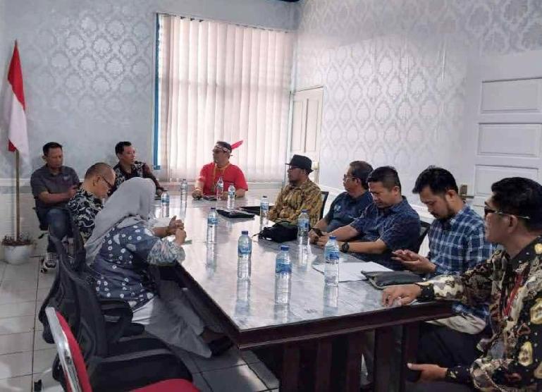 Wakil Ketua KI Sumbar, Arif Yumardi berikan materi pada staf PPID Mentawai, Kamis (5/10). (Dok : Istimewa)