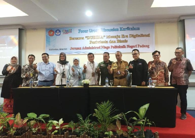 Direktur Politeknik Negeri Padang, Dr Surfa Yondri ST SST MKom bersama Kajur Administrasi Niaga, jajaran dan praktisi saat FGD Kurikulum Bersama DUDIKA Menuju Era Digitalisasi Pariwisata dan Bisnis Jurusan Administrasi Niaga, di Truntum Padang, Selasa (24