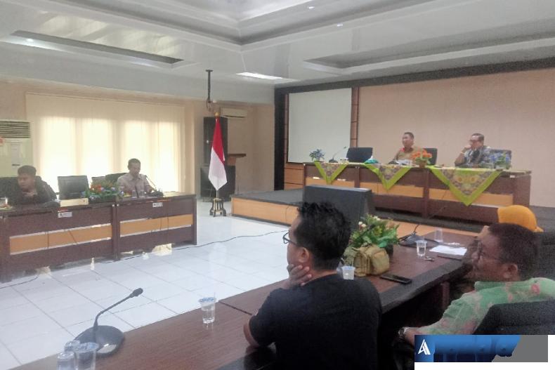 Ketua Asosiasi Peternak Close House (Apcada) Sumbar, Marlis bersama anggotanya mengadu pada Kepala Disnak dan Keswan, Sukarli atas kerjasama mereka dengan salah satu perusahaan pemasok bibit dan pakan ternak, Senin siang (30/10). (Foto : Arzil)