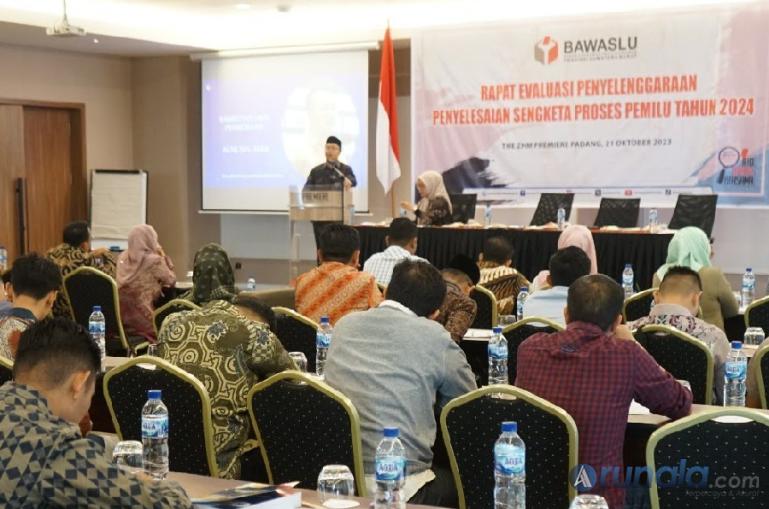 Ketua Bawaslu Sumbar, Alni berikan masukan kepada anggota Bawaslu kabupaten kota terkait penerimaan laporan pengaduan sengketa pemilu, di Padang belum lama ini. (Foto : Arzil)