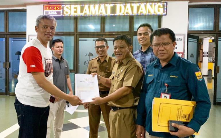 Asisten I Setko Pariaman, Yaminu Rizal didampingi Inspektur, Alfian Harun dan Sekdis Kominfo, Riky Falantino serahkan berita acara penyerahan rumah dinas wali kota kepada Pj Wali Kota, Roberia, Selasa (31/10). (Dok : Istimewa)