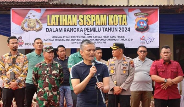 Pj Wali Kota Pariaman, Roberia beri sambutan pada giat Sispamkota untuk Pemilu di kota itu, Jumat (13/10). (Dok : Istimewa)