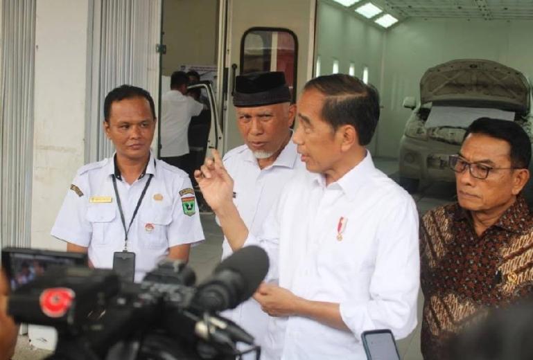 Presiden Joko Widodo didampingi Gubernur Sumbar Mahyeldi Ansharullah saat kunjungi SMKN 5 Padang, Rabu (25/10). (Dok : Istimewa)