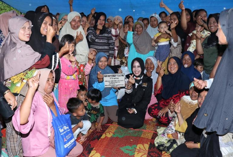 Anggota DPR RI Rezka Oktoberia bersama masyarakat Nagari Sitanang Kecamatan Lareh Sago Halaban. (Dok : Istimewa)