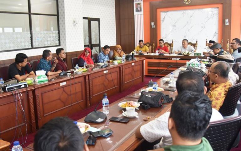 PJ Wali Kota Pariaman, Roberia dengan wartawan saat silaturahmi, Jumat (20/10). (Dok : Istimewa)