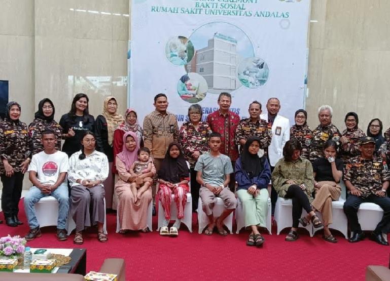 Beberapa pasien bibir sumbing telah menjalani operasi yang dilakukan RS Unand. Kegiatan ini hasil kolaborasi pihak rumah sakit, FKPPI Sumbar dan Smile Train, Rabu (25/10). (Dok : Istimewa)