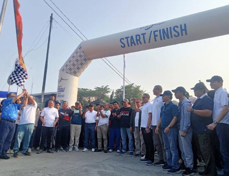 Rektor Unand Prof Dr Yuliandri SH MH didampingi Direktut Kepatuhan Bank Nagari Restu Wirawan dan Direktur Kredit dan Syariah Bank Nagari Gusti Candra melepas peserta jalan santai di Lapangan Upacara Unand, Sabtu (14/10). (Dok : Istimewa)