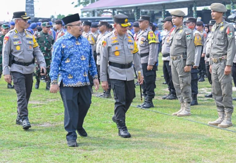 Sekprov Sumbar Hansastri bersama Kapolda Irjen Pol Suharyono periksa kesiapan personil pengamanan pemilu 2024 ketika apel gelar pasukan Operasi Mantap Brata Singgalang 2023-2024