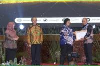 Kepala Dinas Lingkungan Hidup Sumbar, Asben Hendri menerima penghargaan dari Menteri LHK, Siti Nurbaya, Selasa (24/10). (Dok : Istimewa)