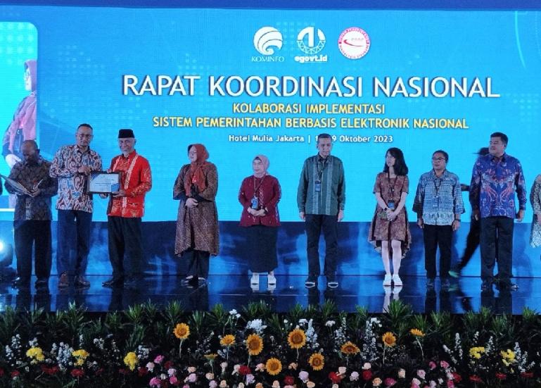 Gubernur Sumbar Mahyeldi Ansharullah menerima penghargaan dari Wakil Menteri Kominfo RI, Nezar Patria di Jakarta, Selasa (17/10). (Dok : Istimewa)