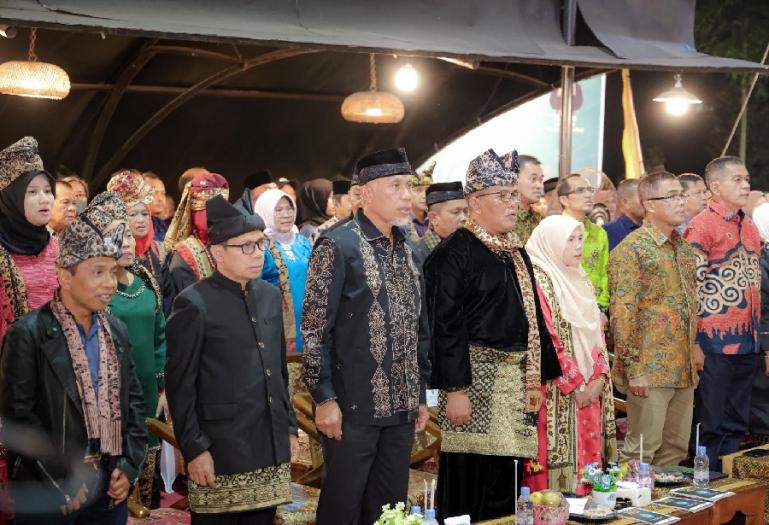 Ketua DPRD Sumbar, Supardi dan Gubernur Sumbar Mahyeldi Ansharullah saat pembukaan festival WBTb di Kota Payakumbuh. (Dok : Istimewa)