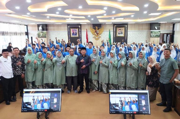 Wakil Ketua DPRD Sumbar Suwirpen Suib dan Sekretaris DPRD Raflis bersama para guru dan siswa SMPN 6 Kota Padang saat berkunjung ke gedung dewan ini, Jumat (27/10). (Dok : Istimewa)