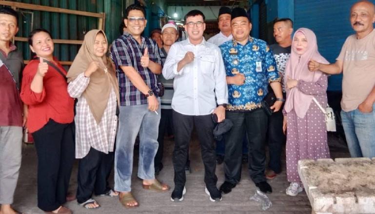 Anggota DPD RI Alirman Sori dan Camat Pasar Kemis, Nurhanudin bersama beberapa pedagang Pasar Kutabumi, Senin siang (2/10). (Dok : Istimewa)