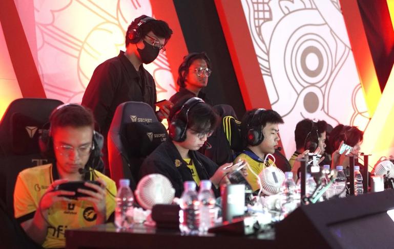 Telkomsel berperan sebagai Official Mobile Internet Partner di ajang turnamen Mobile Legends Professional League Indonesia (MPL ID) Season 12, yang berlangsung sejak 13 Juli hingga 15 Oktober 2023. (Dok : Istimewa)