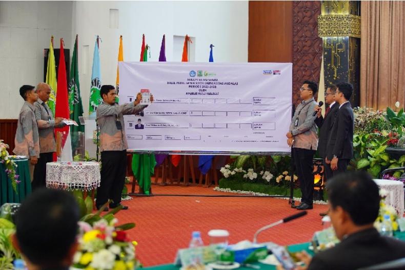 Prosesi pemungutan suara Pemilihan Rektor Unand tingkat MWA di Convention Hall Unand, Selasa (31/10). (Dok : Istimewa)