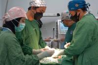 Operasi pengangkatan tumor bayi Adnan Arfandi di RSUP M Djamil Padang, Kamis (26/10). (Dok : Istimewa)