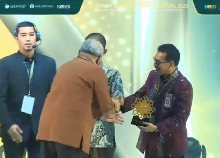 Direktur Utama Bank Nagari Muhamad Irsyad saat menerima penghargaan yang diterima UUS Bank Nagari dari ISEF Award 2023 sebagai UUS terkontributif, di JCC, Jakarta, Minggu (29/10). (Dok : Istimewa)