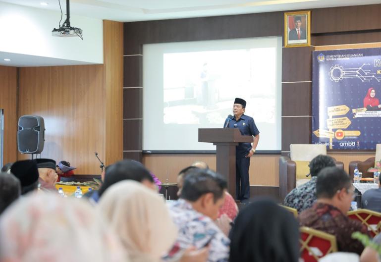 Wakil Ketua DPRD Sumbar, Suwirpen Suib berikan paparan soal progres Indeks Pembangunan Infrastruktur (IPI) Sumbar dalam FGD menyangkut kemandirian Fiskal daerah, di Padang, Kamis (19/10). (Dok : Istimewa)