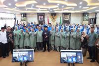 Siswa dan Guru SMPN 6 Padang ke DPRD Sumbar: Suwirpen: Jangan Anggap Politik Itu Tidak Baik