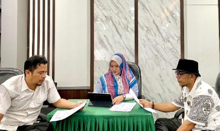 Komisioner KI Sumbar terlihat sedang gelar rapat mempersiapkan tahapan presentasi BP tentang KIP, di kantor mereka, Senin (27/11). (Dok : Istimewa)