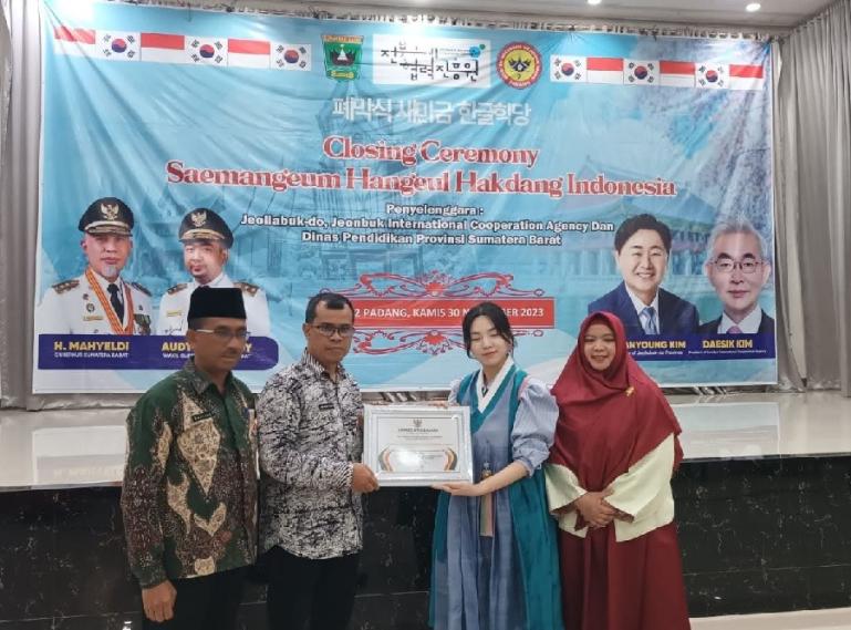 Perwakilan JBICA, Program specialist/International Promotion Team, Baek Cheongha tukar cinderamata dengan Kepala Biro Pemerintahan dan Otonomi Daerah Setprov Sumbar, Doni Rahmat Samulo di Padang, Kamis (30/11). (Dok : Istimewa)