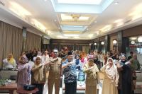 Anggota DPRD Sumbar, Afrizal bersama anggota UMKM yang ikuti sosialisasi, Selasa (7/11). (Dok : Istimewa)
