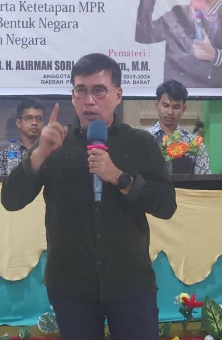 Anggota MPR RI, Alirman Sori saat berikan paparan tentang 4 Pilar MPR RI pada peserta, di Hanna Hotel, Painan, Sabtu (18/11). (Dok : Istimewa)